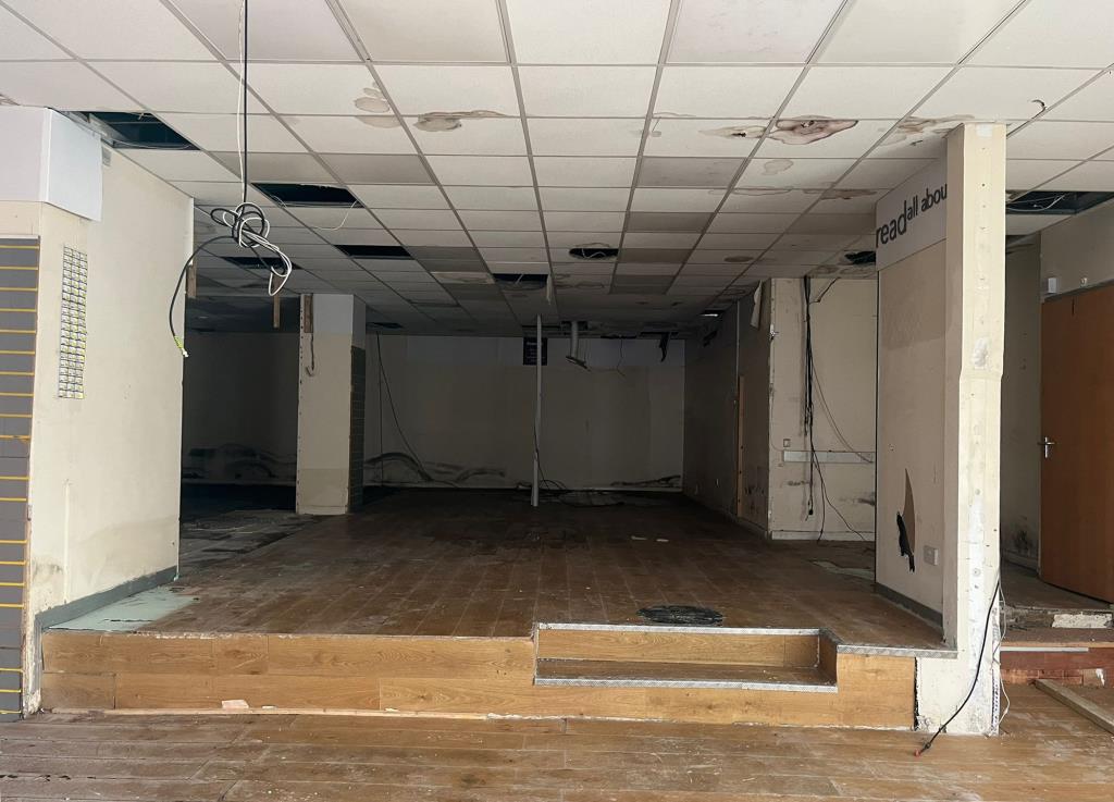 Lot: 90 - MIXED USE PROPERTY/RESIDENTIAL INVESTMENT FOR IMPROVEMENT - General view of internal of shop